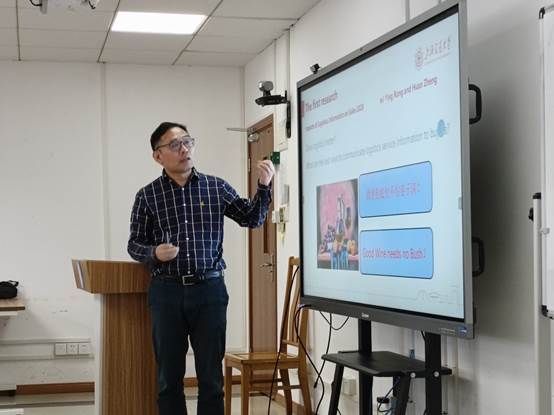 男人站在電視前 中度可信度描述已自動生成